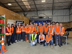 전기 도로의 길을 닦는 연구원