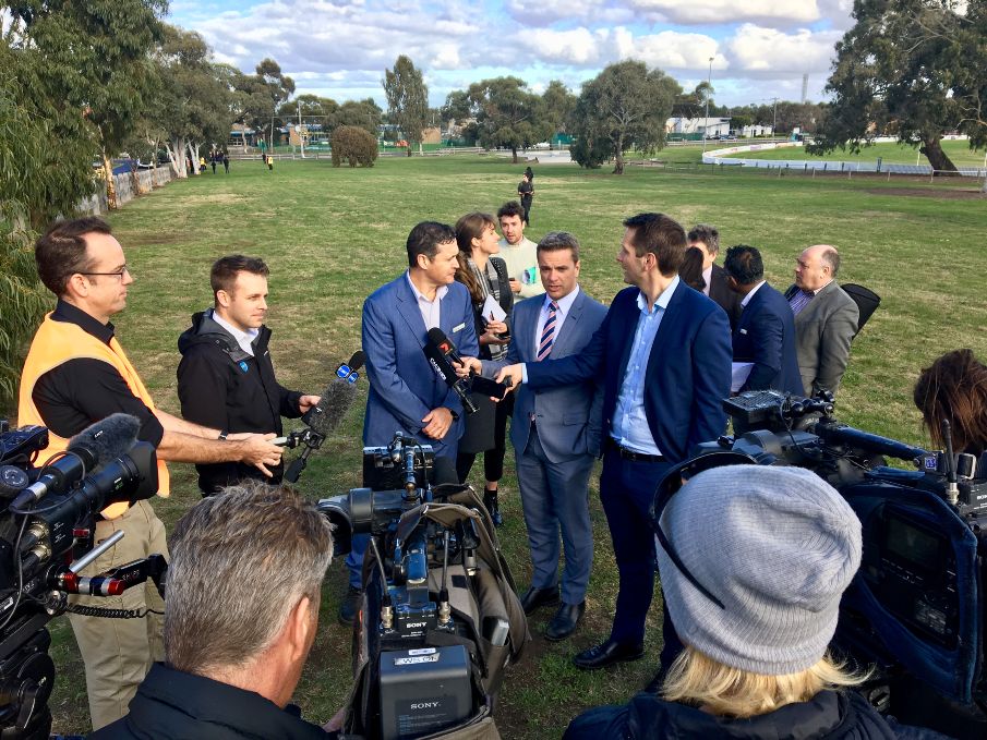 호주 첫 번째 비닐 봉지와 유리로 제작 된 도로