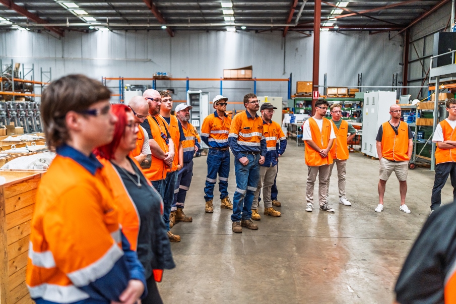 새로운 견습생이 Hexham에서 무역 경력을 시작하는 가족을 환영합니다.