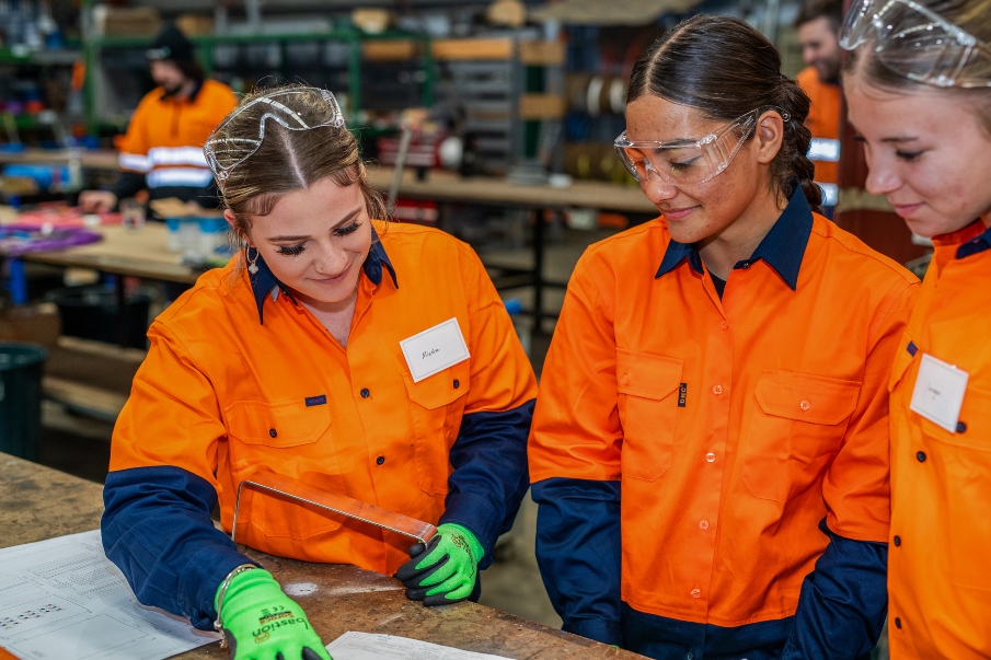 바카라사이트의 Hexham 시설에서 무역 경로를 탐색하는 지역 고등학생