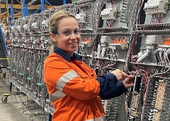 “언젠가는 딸에게 전기 기술자라고 말할 수있을 것입니다. "